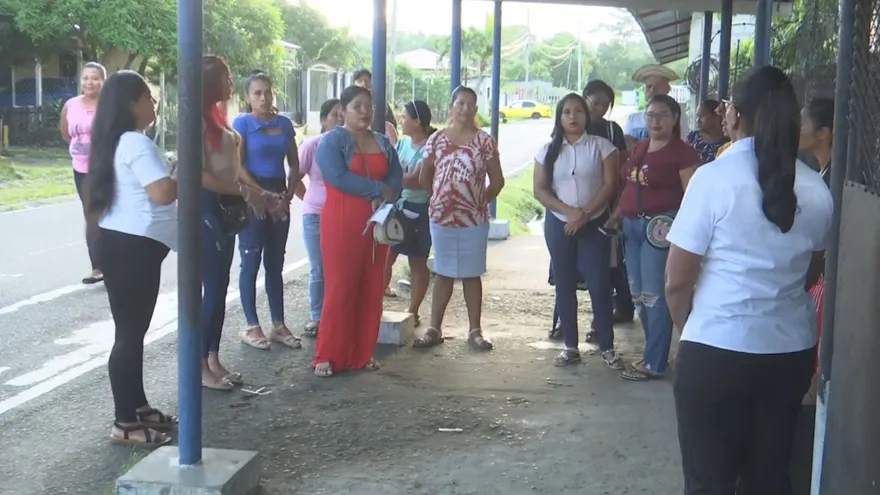 Padres de familia en búsqueda de cupos en Panamá Este