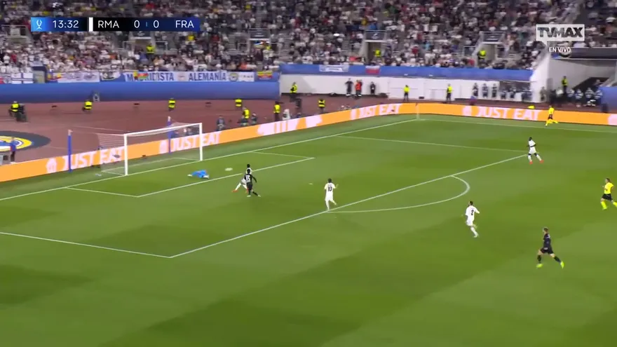 Ataque del Eintracht Fráncfort por parte de Kamada