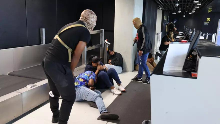 Momento del simulacro de seguridad en que el grupo armado ficticio tomó rehenes en el área pública de la Terminal 2 del Aeropuerto Internacional de Tocumen.