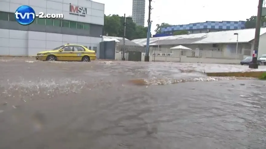 Lluvia dominguera produce caos