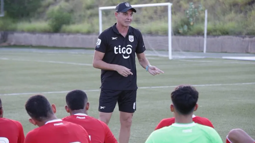 Leonardo Pipino, técnico de la Selección Sub-16 de Panamá, habla con los jugadores en un entrenamiento