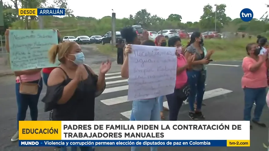 Padres de familia exigen contratar trabajadores manuales en escuela en Nuevo Chorrillo