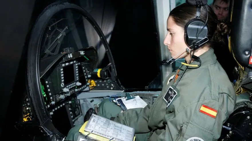 Una mujer piloto realiza pruebas en un simulador de vuelo del F-18 en la Base Aérea de Torrejón de Ardoz (Madrid).