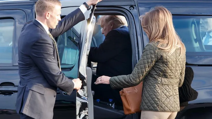 El presidente de EE. UU., Donald J. Trump, y la primera dama Melania Trump llegan al aeropuerto de Prestwick, antes de una visita al campo de golf Trump Turnberry, Ayrshire, Escocia.