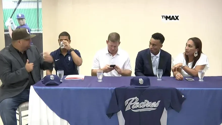 Reginald Preciado estampó su firma para los Padres