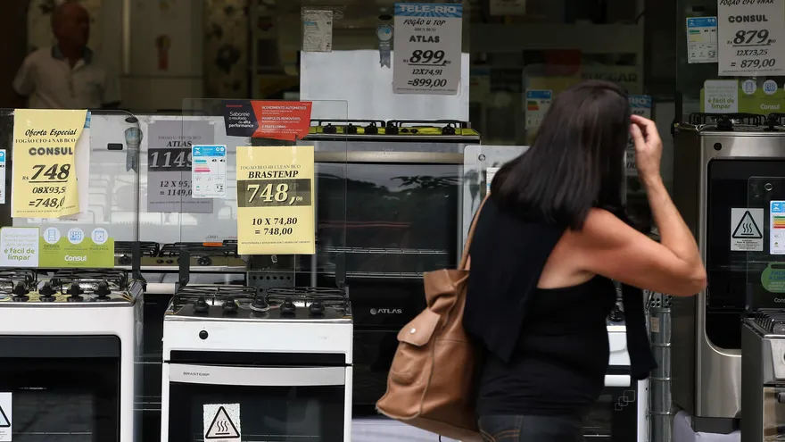 Una mujer observa electrodomésticos con rebajas de precios en una tienda en la ciudad de Río de Janeiro (Brasil).