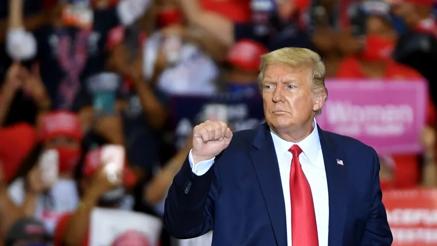 Trump viaja a una California devastada por los incendios