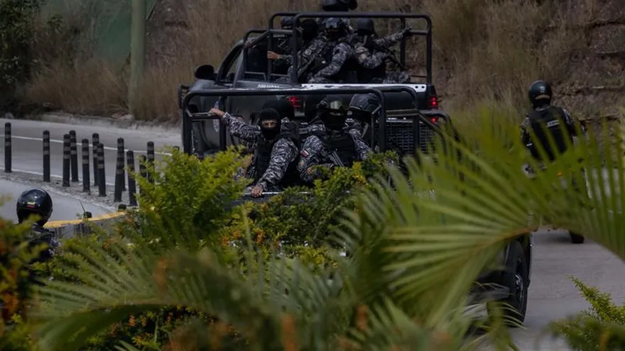 Agentes de las Fuerzas Armadas Bolivarianas cruzan en una camioneta hacia el lugar donde se realiza una operación contra el grupo liderado por el policía Óscar Pérez hoy, lunes 15 de enero de 2018, en el barrio El Junquito, en Caracas (Venezuela).