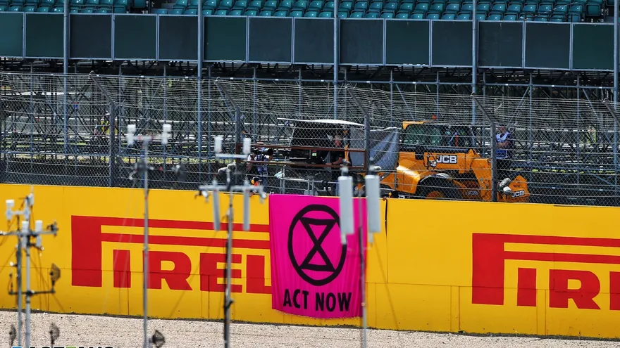 Activistas ecologistas protestan en el GP de Gran Bretaña de F1