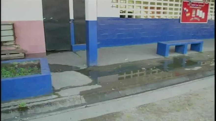 Padres de familia cierran escuela en colón por malos olores