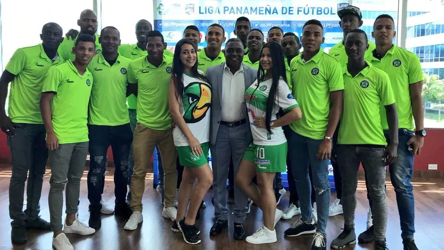 Alianza FC presenta nueva indumentaria y logo