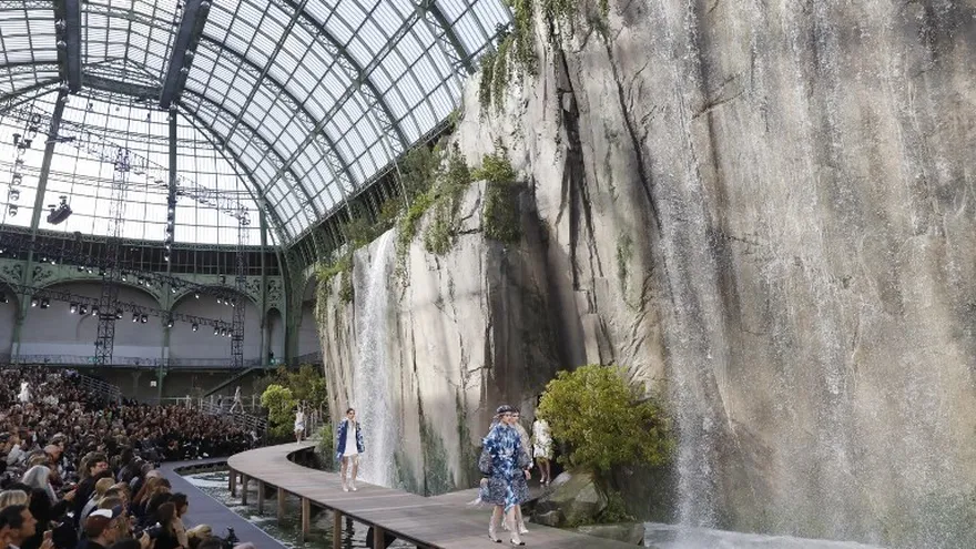 Karl Lagerfeld reinventa el Chanel más pop en el corazón de la jungla