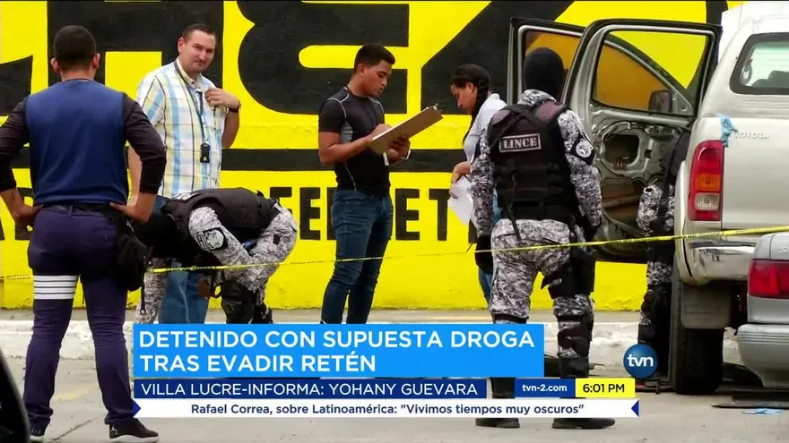 Policía encuentra paquetes con presunta droga dentro de un pick up