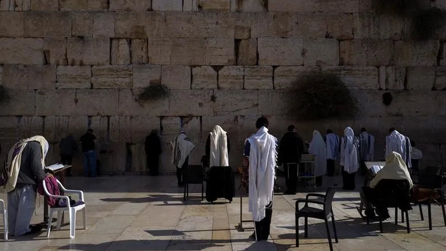 Varios judíos rezan delante del Muro de las Lamentaciones, en Jerusalén (Israel).