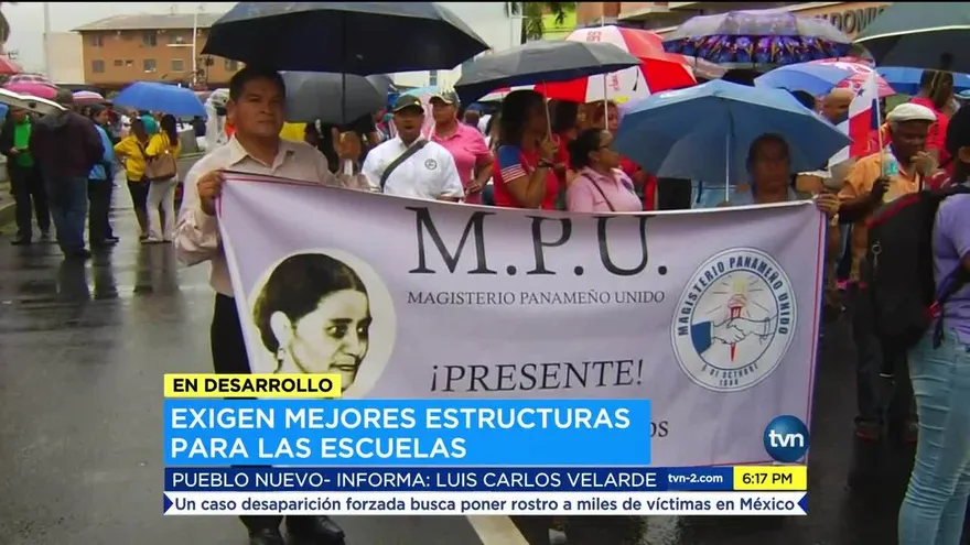 Docentes marchan para exigir mejores estructuras