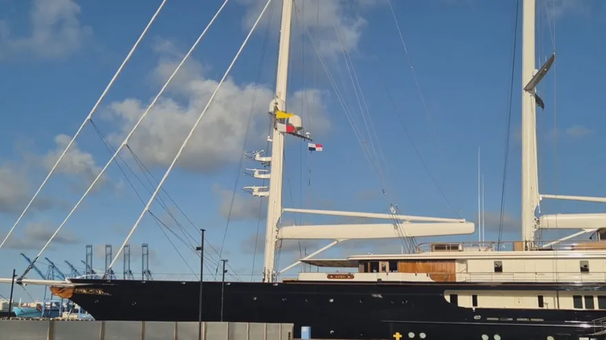 Yate Koru, propiedad de Jeff Bezos, se encuentra en Colón