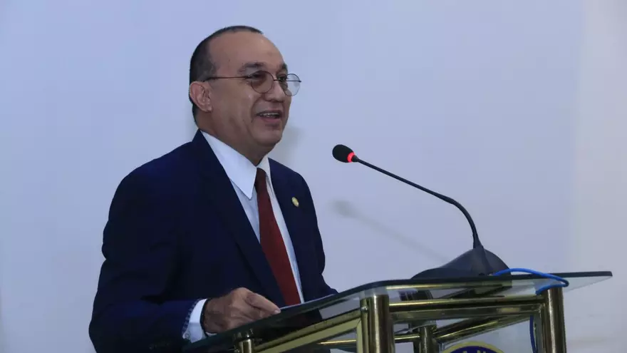 Rector Eduardo Flores Castro
