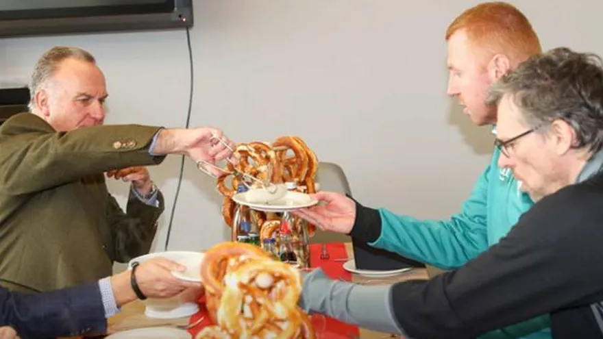 Karl-Heinz Rummenigge sirve las salchichas