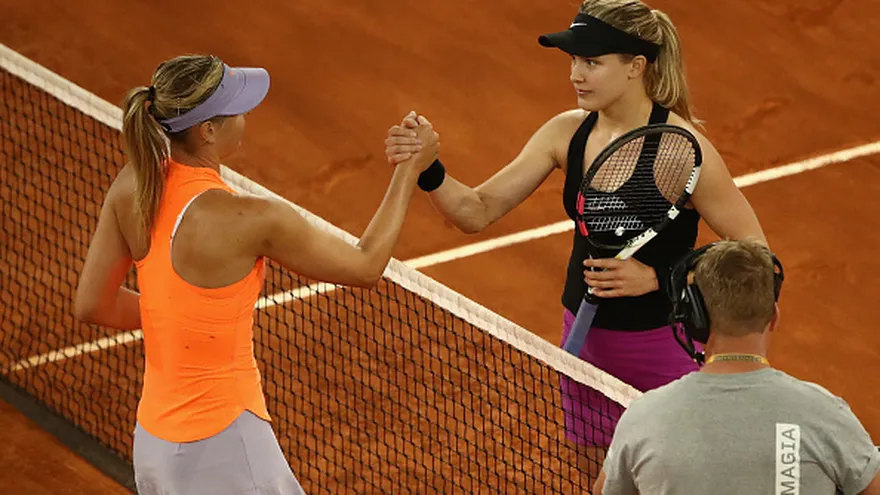 Euginie Bouchard (d)  saluda  a Maria Sharapova (i)
