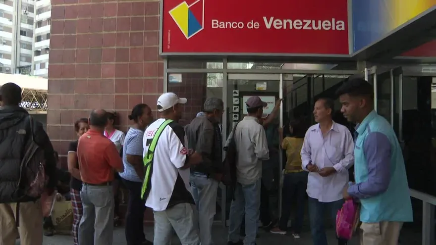 Largas colas por dos dólares ante escaso efectivo en Venezuela