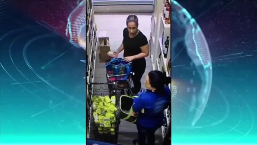 Mujeres hurtan en súper