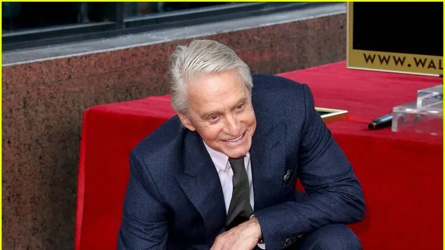Actor Michael Douglas obtiene estrella en el Paseo de la Fama de Hollywood