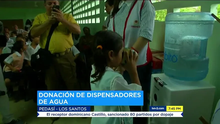 Waved Foundation entrega agua potable a escuelas de Pedasí