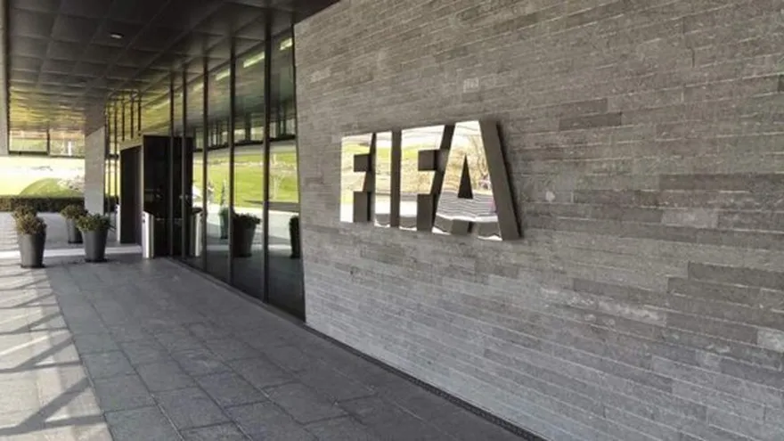 FIFA suspende de por vida a tres responsables por corrupción