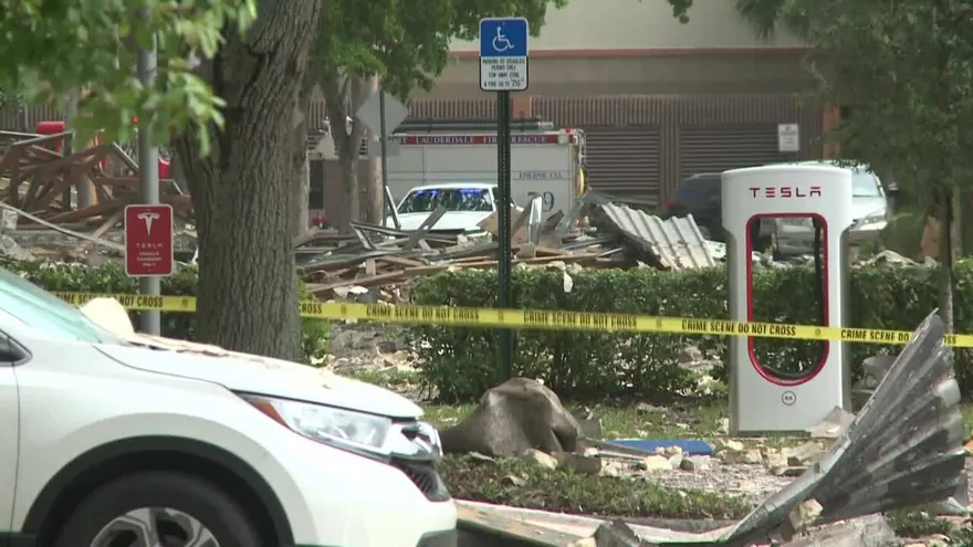 Una fuerte explosión en una zona comercial de Florida deja 21 heridos