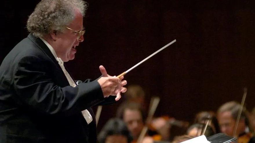 Foto de archivo del director de orquesta estadounidense James Levine.