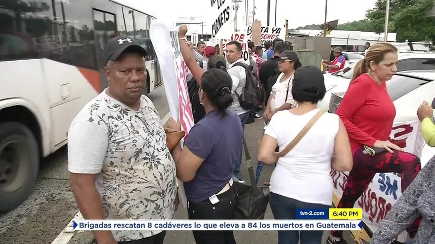 Extranjeros protestan frente al Servicio Nacional de Migración