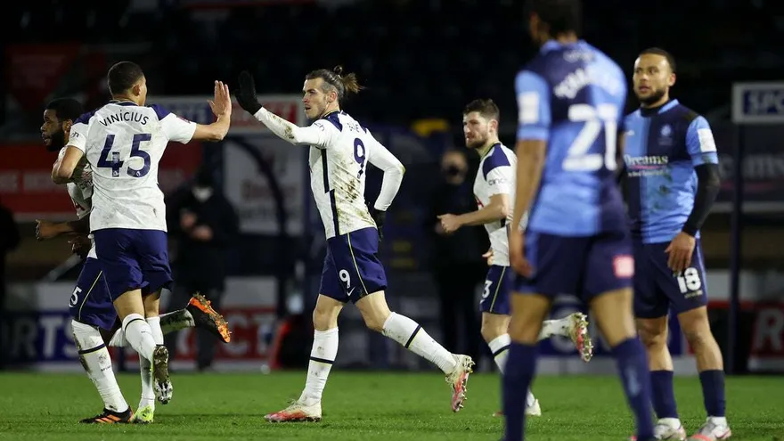 Tottenham sufre para eliminar de la FA Cup al colista del Championship