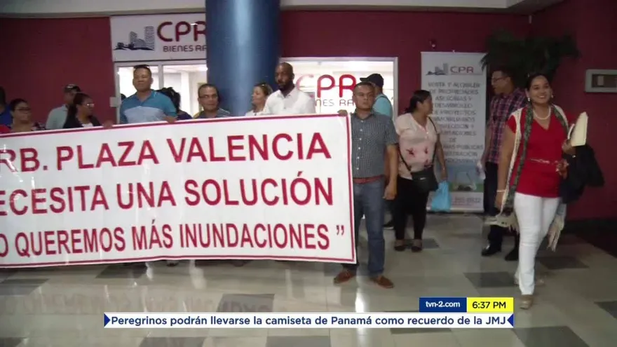 Residentes afectados en Plaza Valencia protestan en la promotora