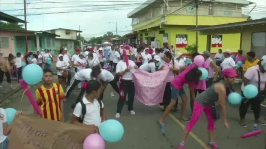 Realizan caminata por el mes de la prevención del cáncer