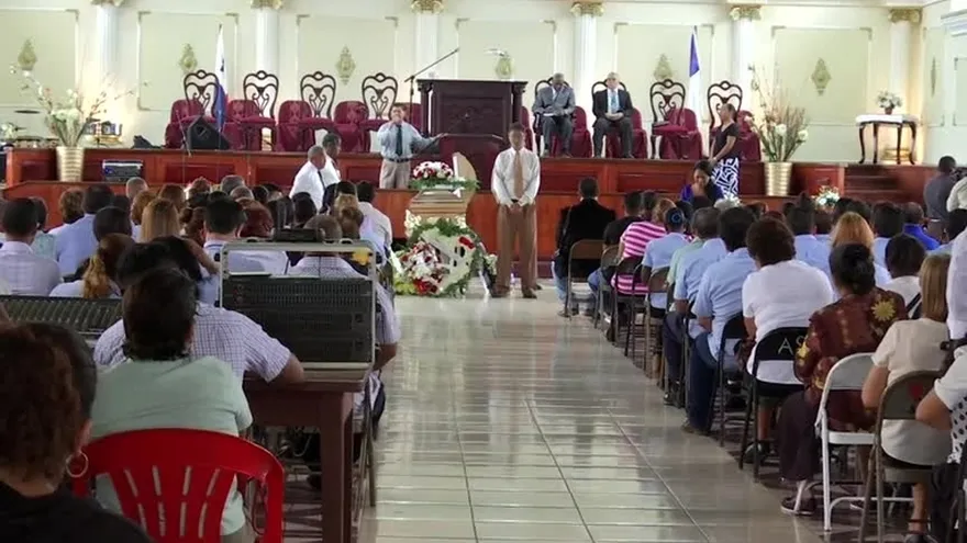 Realizan funeral de doctor que murió en Loma Cová