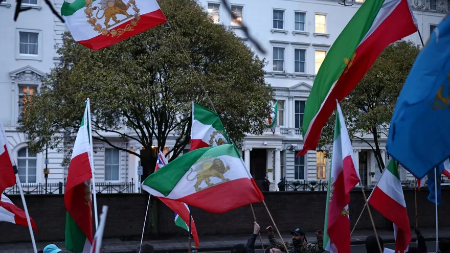 Cientos de manifestantes con la bandera de la monarquía de Irán frente a la sede diplomática de ese país en Londres.