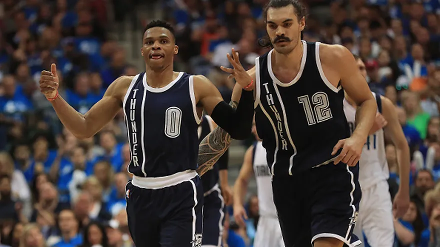 Russell Westbrook (i) y Steven Adams (d) aportaron al triunfo de los Thunder