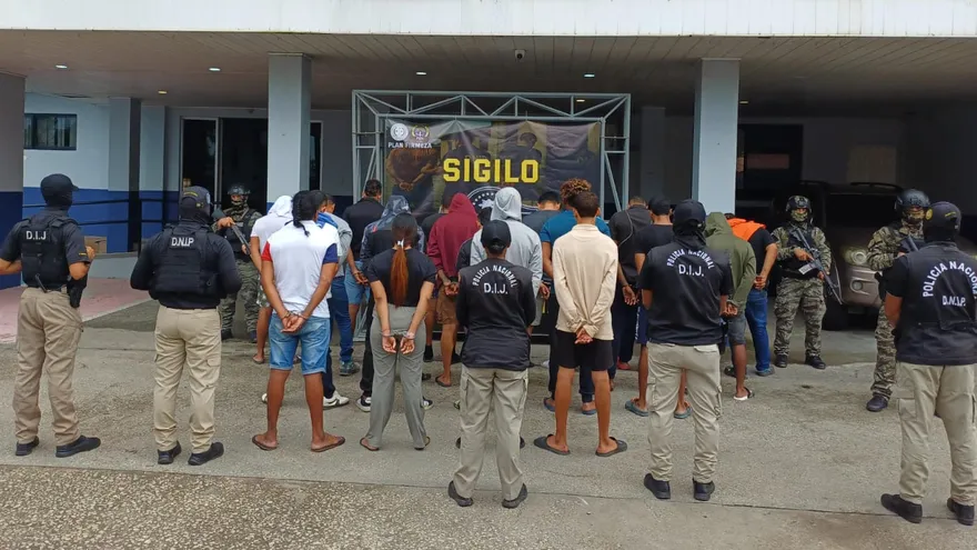 Los presuntos integrantes de la pandilla 'Sangre Pura' aprehendidos el jueves 28 de agosto en San Miguelito