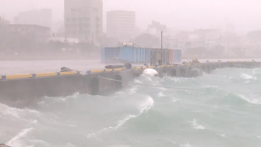 Un "super tifón" azota Japón