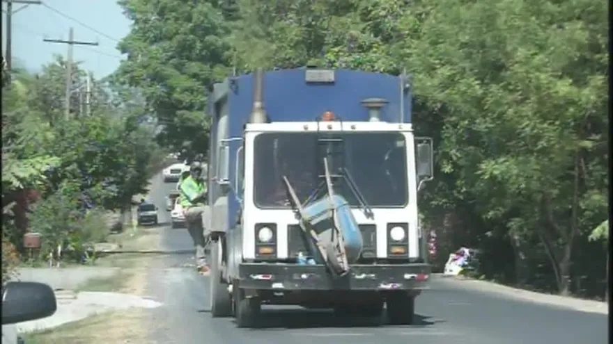 Contratan camiones para resolver crisis de basura en Santiago