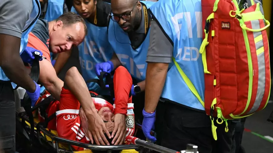 Jamal Musiala (c) es retirado en camilla de la cancha del Mercedes-Benz Stadium de Atlanta