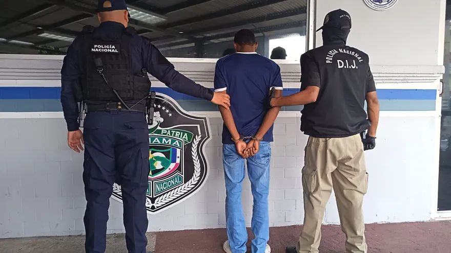 El hombre fue ubicado en sectores de San Miguelito, donde fue aprehendido durante una operación de la Dirección de Investigación Judicial junto con las autoridades judiciales.