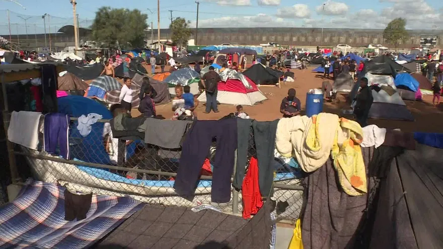 Migrantes mudan campamento al ras de frontera México-EEUU