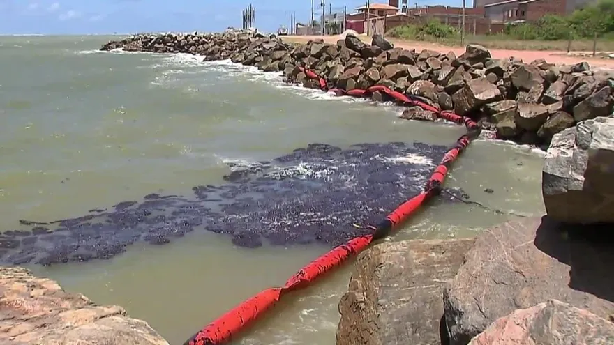 Brasil tras la pista de misteriosas manchas de petróleo en más de cien playas