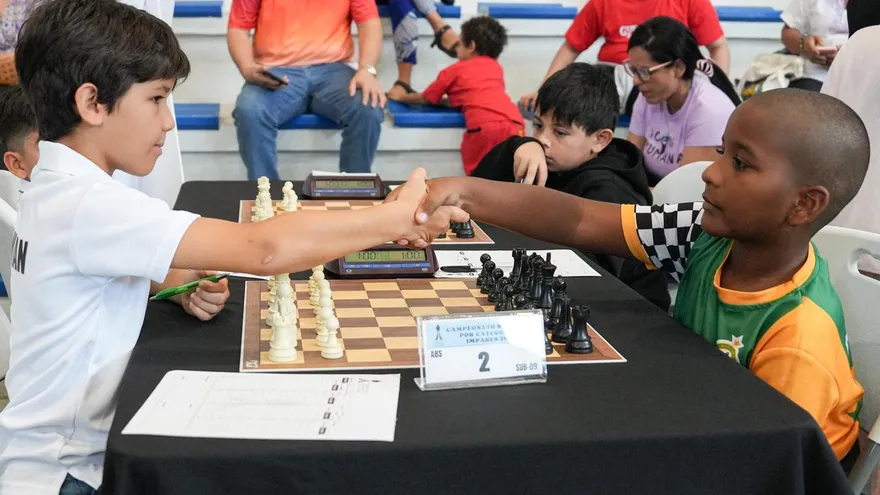 Ajedrecistas estrechan sus manos en el Campeonato Nacional por Categorías Impares 2026