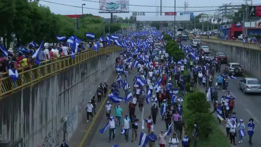 Nicaragüenses marcharon a favor y en contra del gobierno