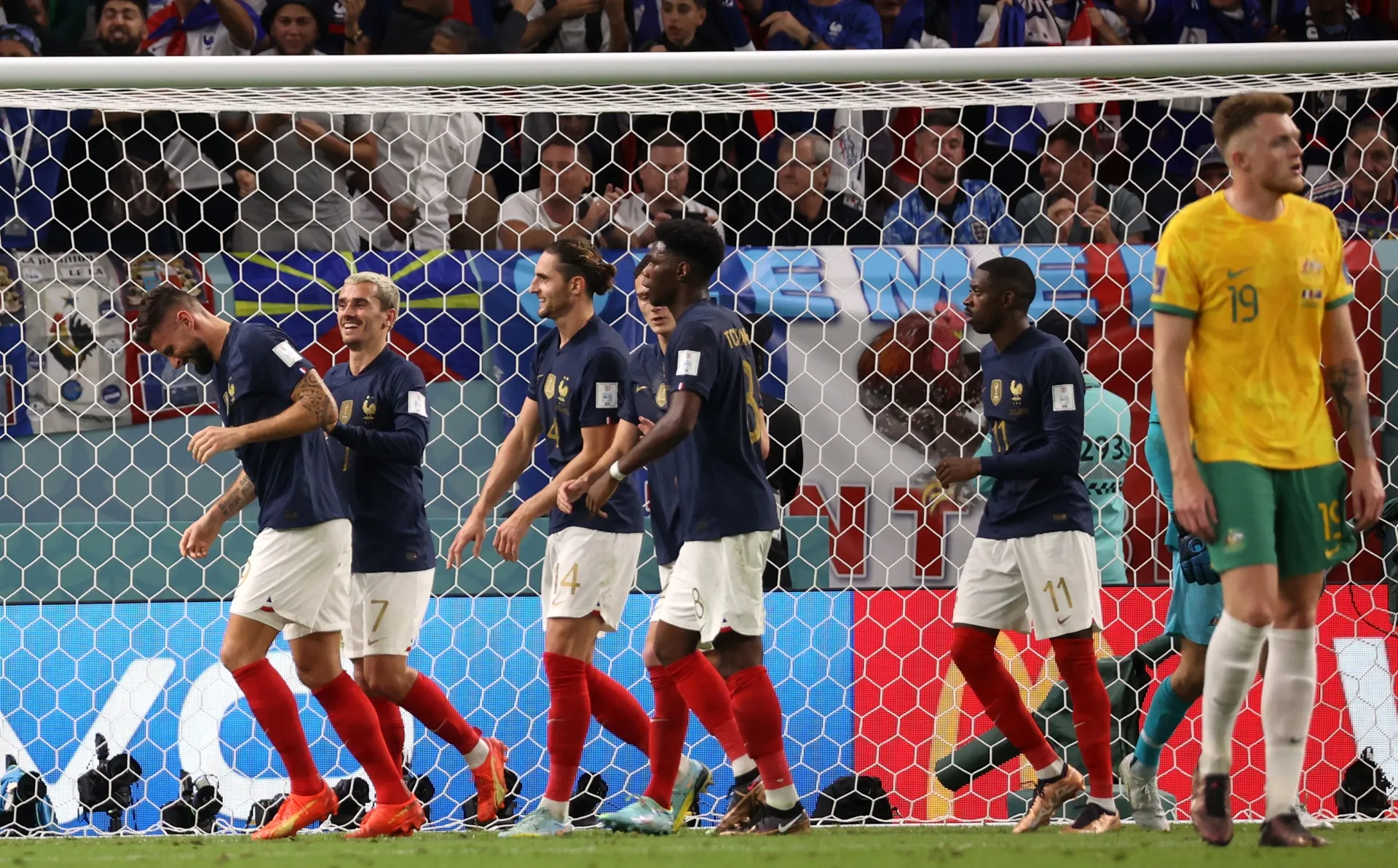 Jugadores de Francia celebran duranrte el juego frente a Australia