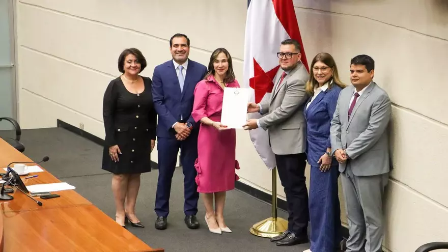 Proyecto de monedas conmemorativas fue expuesto por la ministra encargada de Economía y Finanzas.