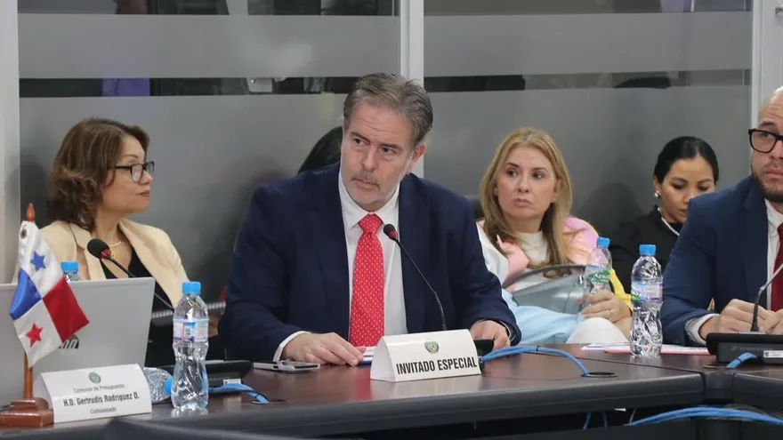 Alberto Paz Rodríguez Jr, en la Comisión de Presupuesto de la Asamblea Nacional durante su gestión como director de APA