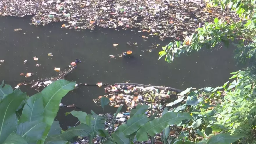 Basura flota en las aguas del lago de Los Andes.